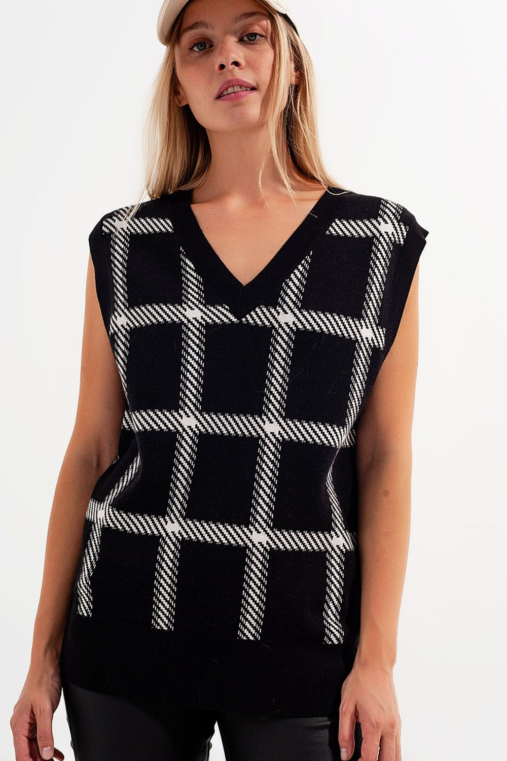 Knitted Vest With Big Crosshatches in Black